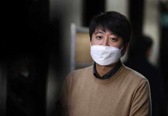 3일 이준석 국민의힘 대표가 서울 여의도 국회 당대표실 앞에서 취재진의 질문에 답하고 있다. 국회사진기자단=연합뉴스.
